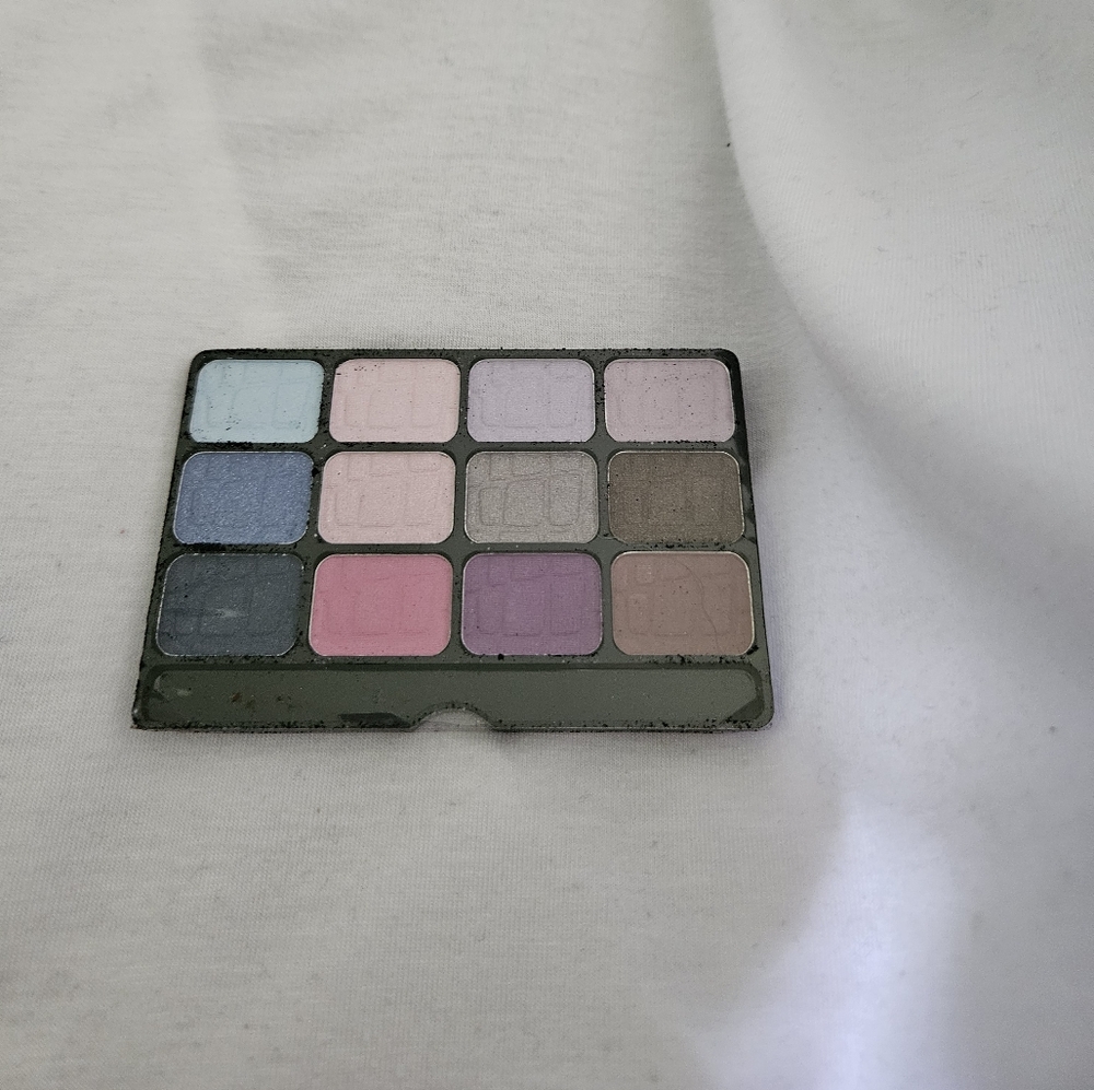 12-Color Eyeshadow Palette